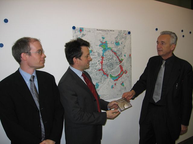 Markus Theile und Matthias Burger bei der Übergabe an Bürgermeister Alexander Wetzig